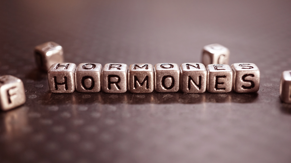 Acné hormonale : causes et traitement